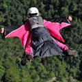 美国女子翼装飞行滑翔天际：时速180公里