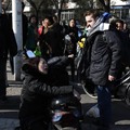 北京街头外国小伙扶摔倒中年女子遭索赔