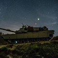 美军夜训很浪漫 士兵坐坦克数星星