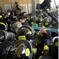 韩国政府18年来首次武力闯入工联 双方爆发冲突