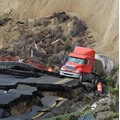 墨西哥高速公路发生坍塌 路面裂成“碎块”