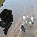 我军几百名空降兵跳伞遮天蔽日