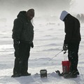 世界规模最大冰钓赛 万人聚集零下40℃比拼