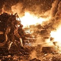 现实大片：乌克兰警方出动装甲车清场