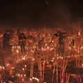 各地民众进寺庙抢烧头香祈福马年
