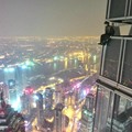 90后小伙攀登上海中心大厦