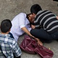 记者摔倒测试深圳人“扶不扶”