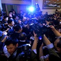 张春贤被数百记者围堵 女记者被挤倒