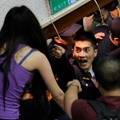 台湾“立法会”首度被抗议民众占领