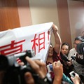 MH370失联航班家属情绪失控