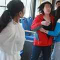 女孩让座后还遭殴打