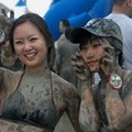 美容泥浆节受推崇 美女比基尼海边浑身抹泥