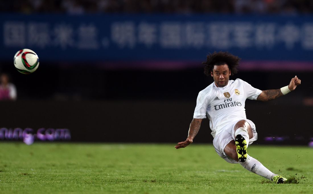 马塞洛弧顶前沿搓出过顶妙传,赫塞禁区中路右脚停球,顺势一拨闪过穆里