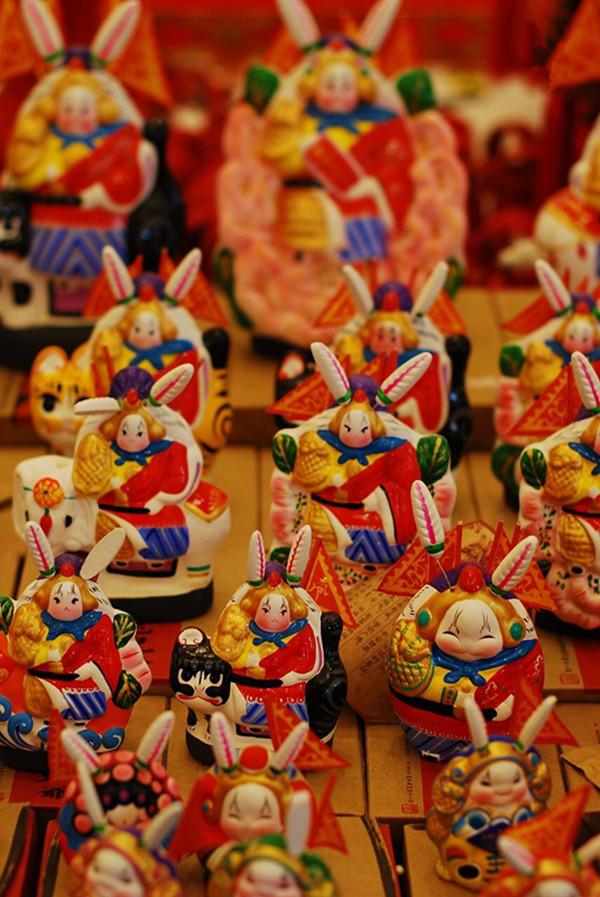 兔儿爷是旧时北京中秋应节的儿童泥塑玩偶,其形象源自月中玉兔.