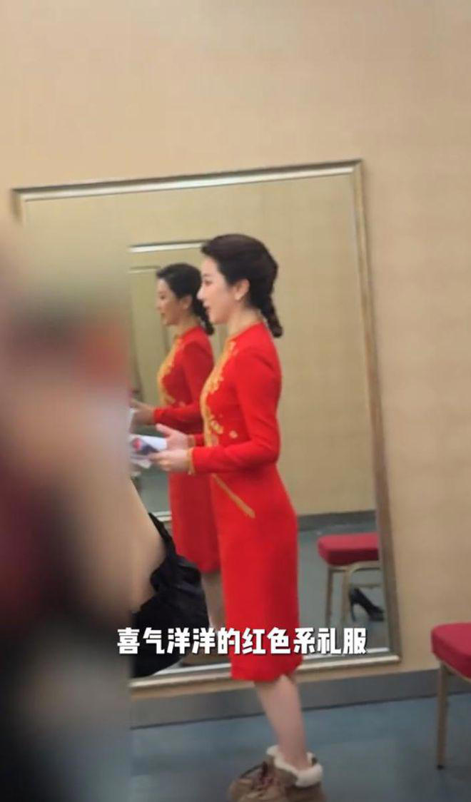 李思思央视离职后首度商演，为酒业主持年会