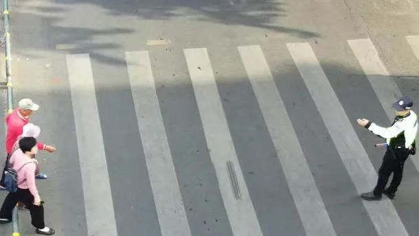 第一批已堵在路上！司机急了，空中突然传来...建议全国推广！