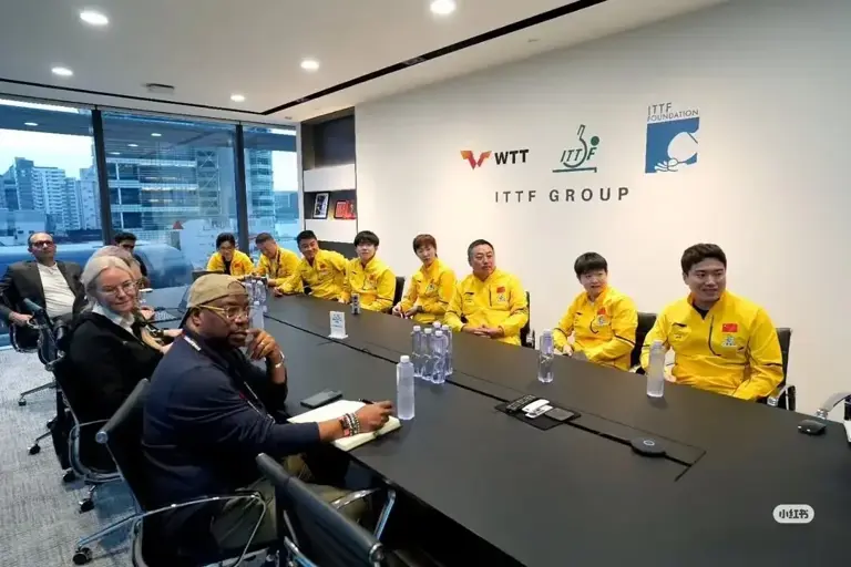 新加坡大满贯：孙颖莎王曼昱体验迷你球台，王楚钦梁靖崑等提建议