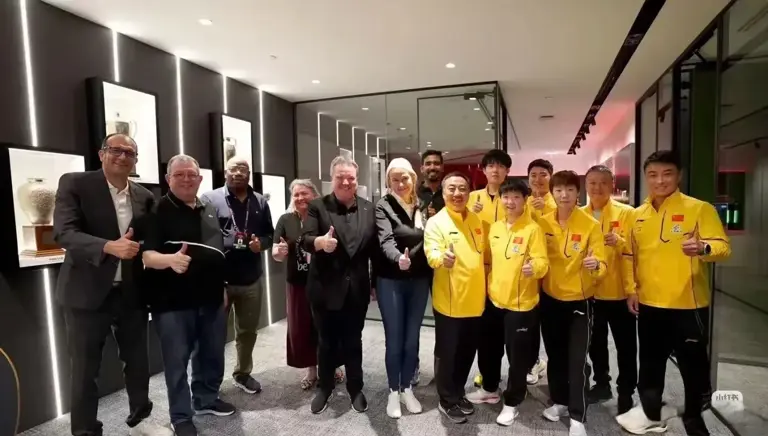 新加坡大满贯：孙颖莎王曼昱体验迷你球台，王楚钦梁靖崑等提建议