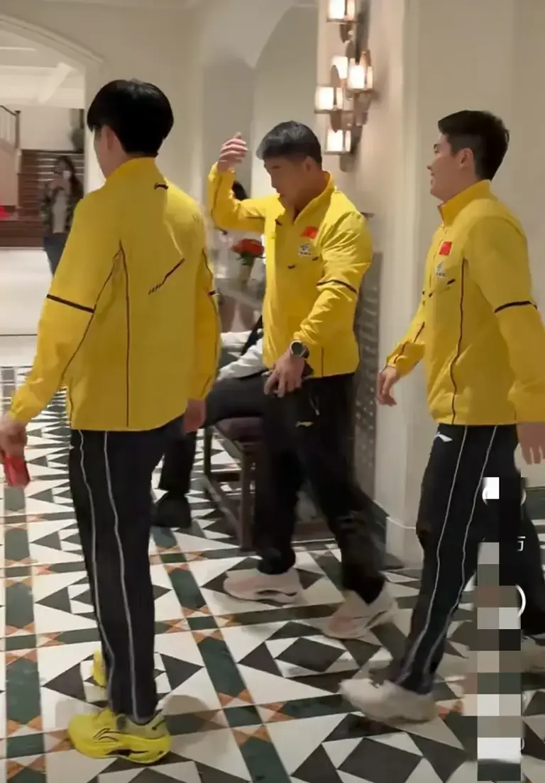 新加坡大满贯：孙颖莎王曼昱体验迷你球台，王楚钦梁靖崑等提建议