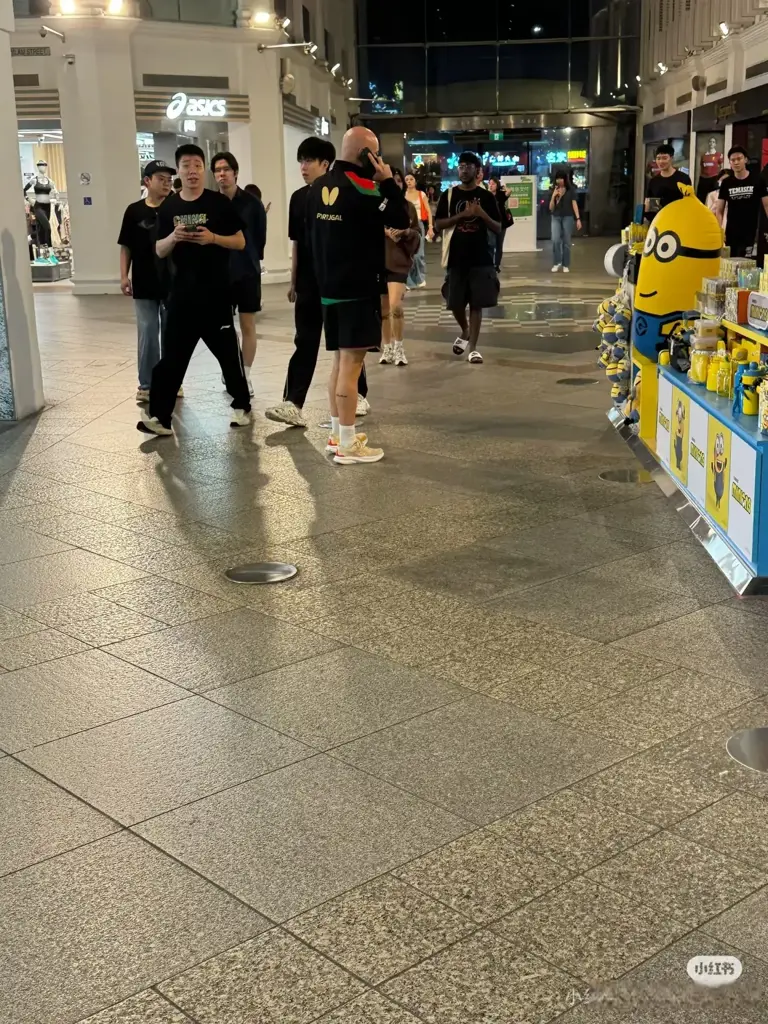 新加坡大满贯：孙颖莎王曼昱体验迷你球台，王楚钦梁靖崑等提建议