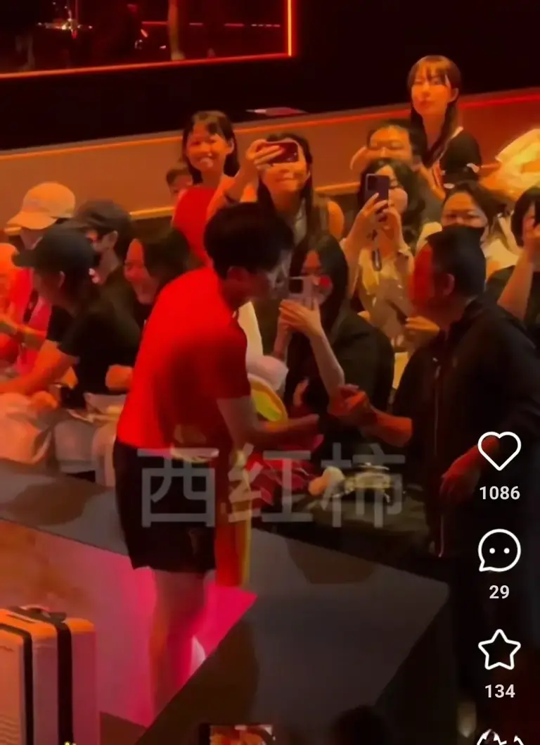 新加坡大满贯：孙颖莎王曼昱体验迷你球台，王楚钦梁靖崑等提建议