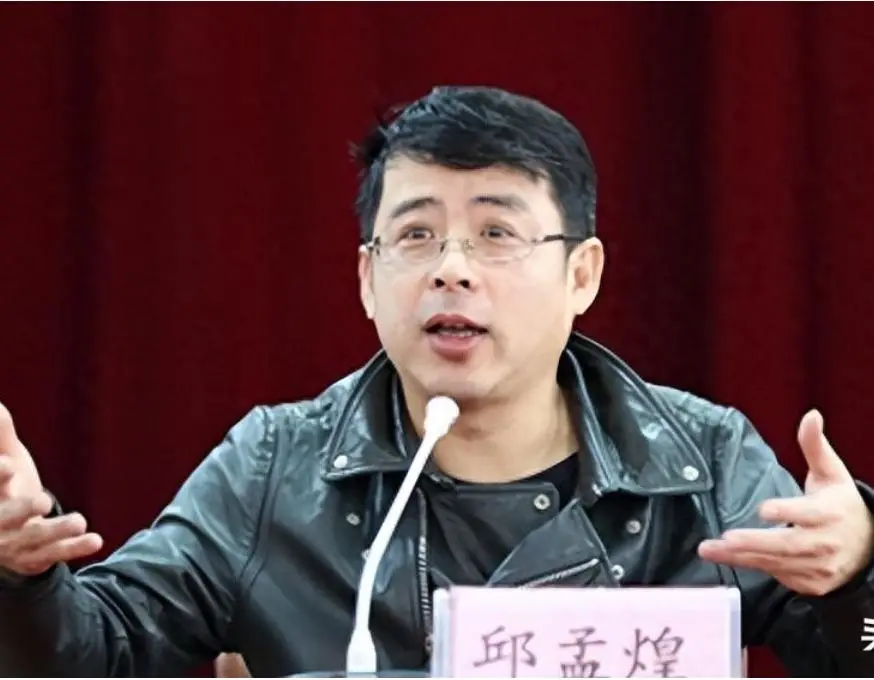 “成于嘴,败于嘴”!曾要求中国向全世界道歉的阿丘,现状如何?