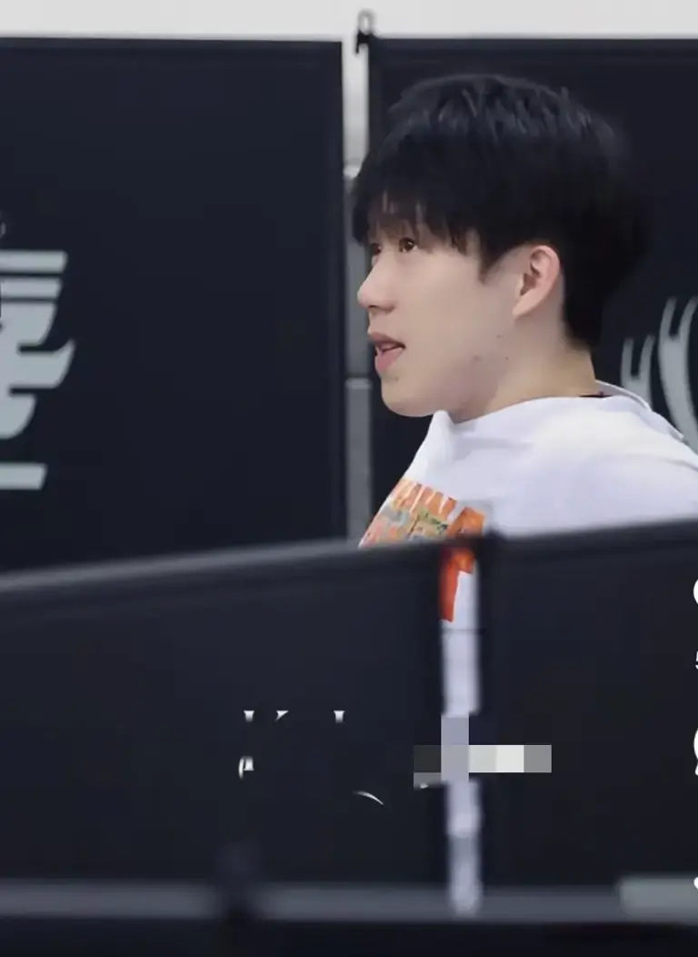 新加坡大满贯：林诗栋说他没瘦，王楚钦黄友政对练，何卓佳晋级