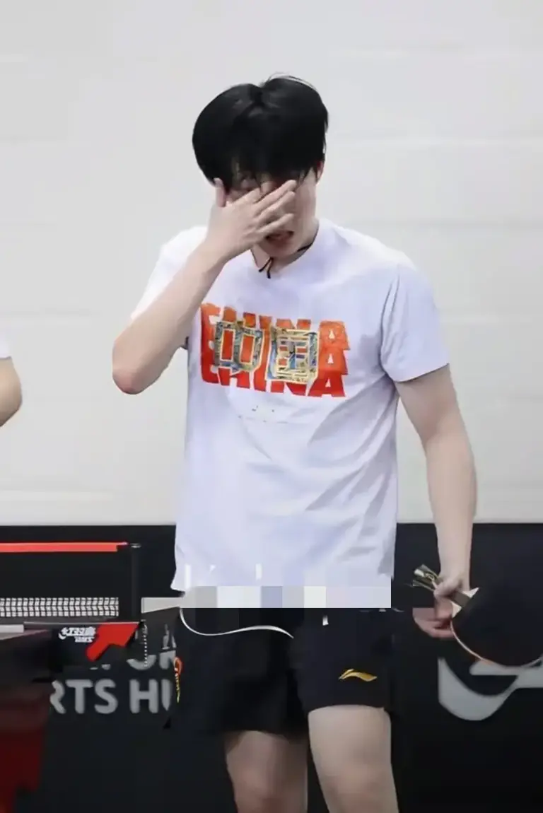 新加坡大满贯：林诗栋说他没瘦，王楚钦黄友政对练，何卓佳晋级