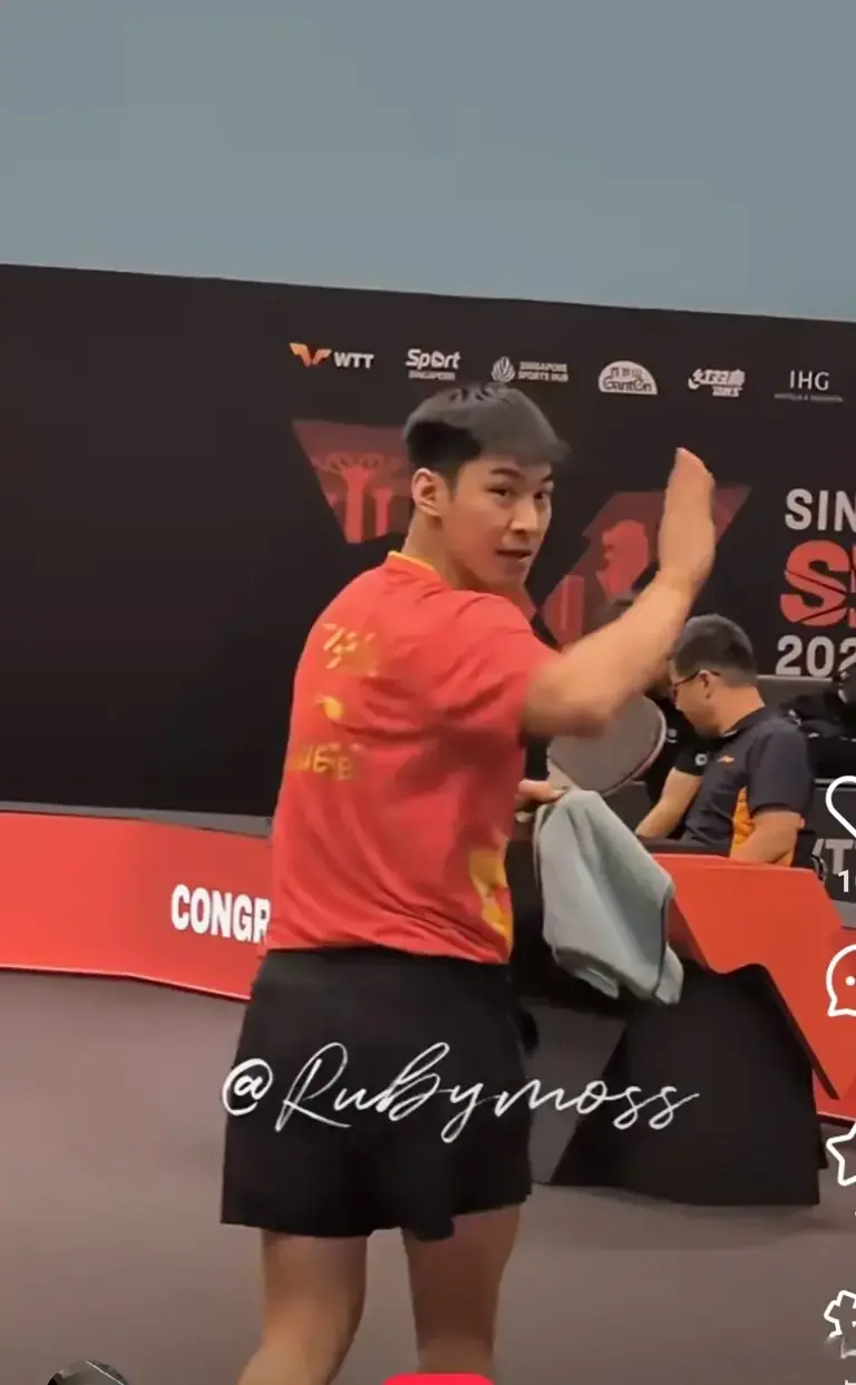 新加坡大满贯：林诗栋说他没瘦，王楚钦黄友政对练，何卓佳晋级