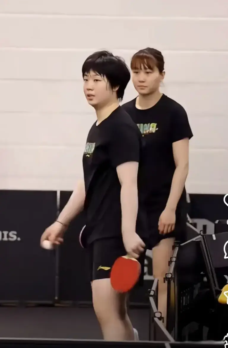 新加坡大满贯：林诗栋说他没瘦，王楚钦黄友政对练，何卓佳晋级