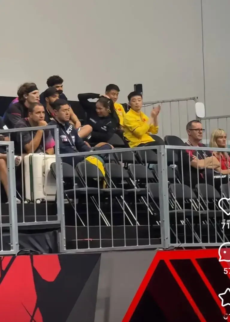 新加坡大满贯：林诗栋说他没瘦，王楚钦黄友政对练，何卓佳晋级