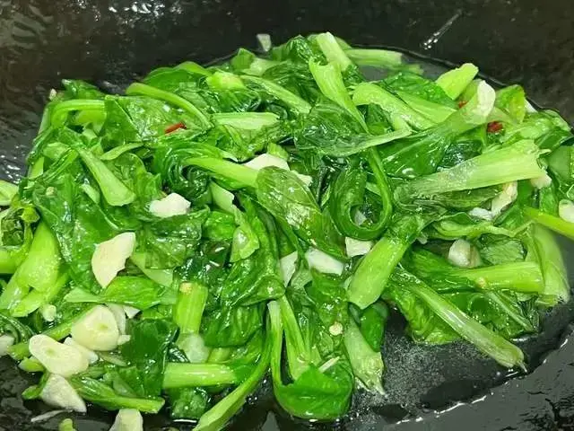 老年人要多吃这菜，硒含量是洋葱的30倍，补钙壮骨，护肝解毒！