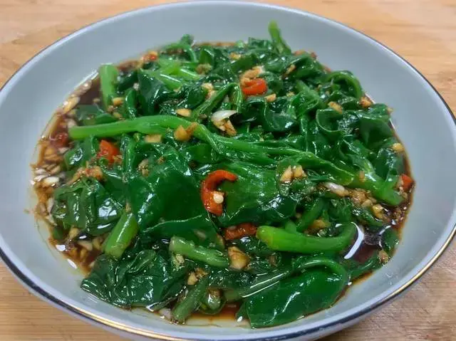 老年人要多吃这菜，硒含量是洋葱的30倍，补钙壮骨，护肝解毒！