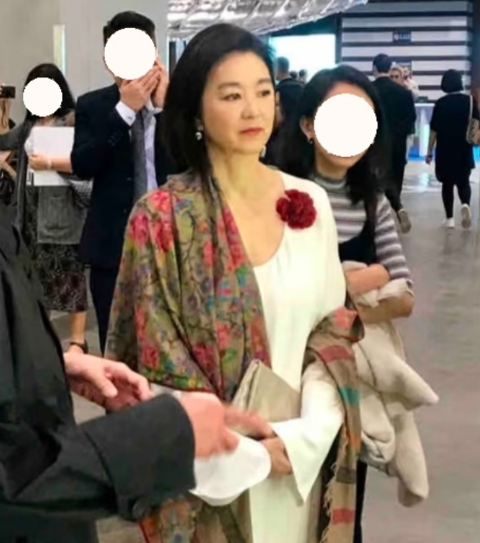 林青霞看展被偶遇，穿白色连衣裙配大妈披肩，不仅不俗，反而美得高贵又优雅！