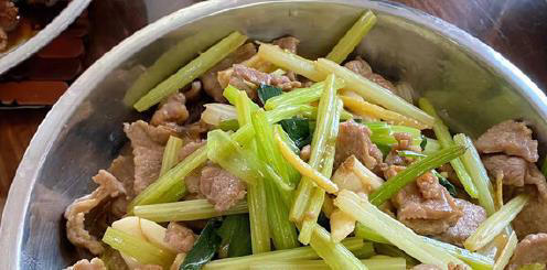 给新来保姆300块钱，让她做了顿晚饭，菜上桌，横看竖看觉得不值