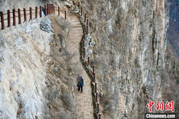 四川昔日绝壁骡马道今成游客观光路