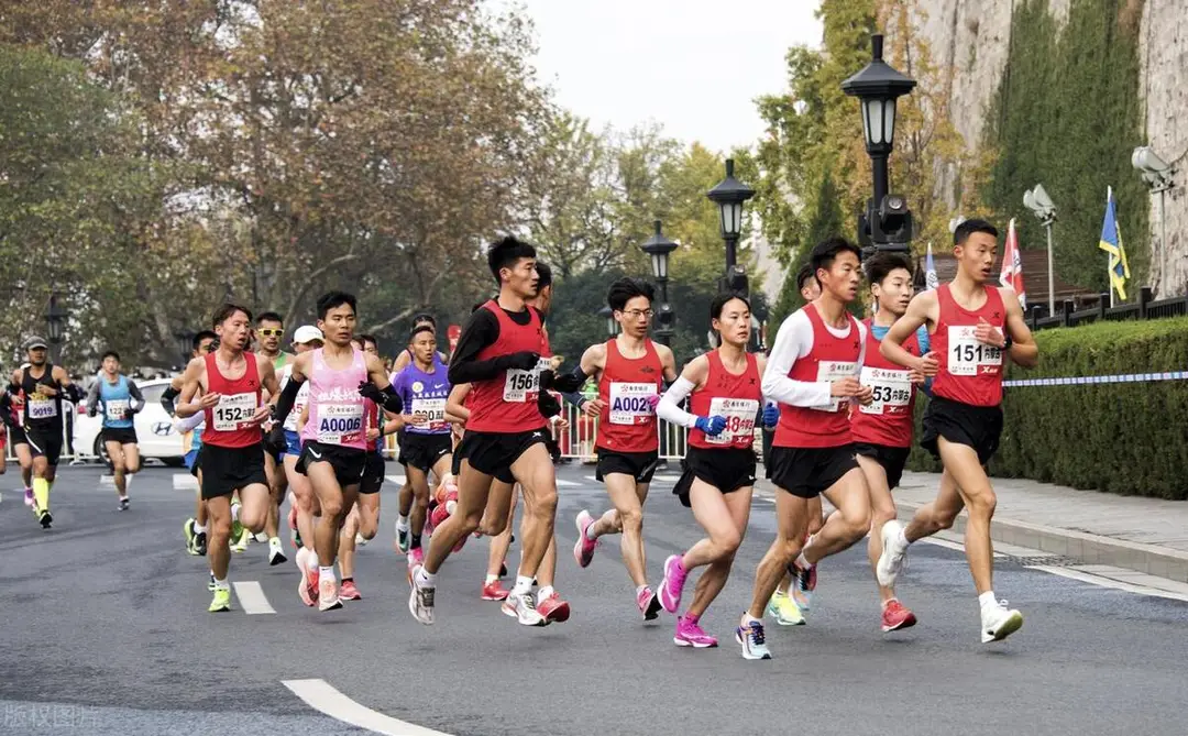 马拉松自己一个人跑不行吗？为什么要花好几千块去参赛呢？