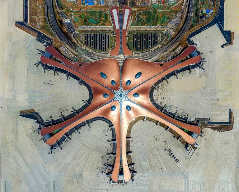 北京大兴机场又双叒叕登上了热搜！ 不过这一次，是因为它被北漂一族当成了0元集体宿舍。 热搜词条上，“大兴机场过夜攻略”的点击率更是颇高。 许多网友还晒出了照片： 夜深人静，可北京大兴机场候机厅依然灯火通明。 数百名旅客或躺或卧，占据了候