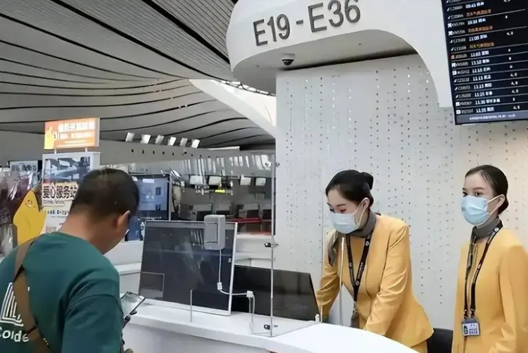 大兴机场被北漂睡成“洗浴中心”，撕开当下社会最体面的一幕