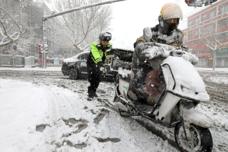 第1现场｜山东暴雪！济南市民机场返程两小时仅行十公里