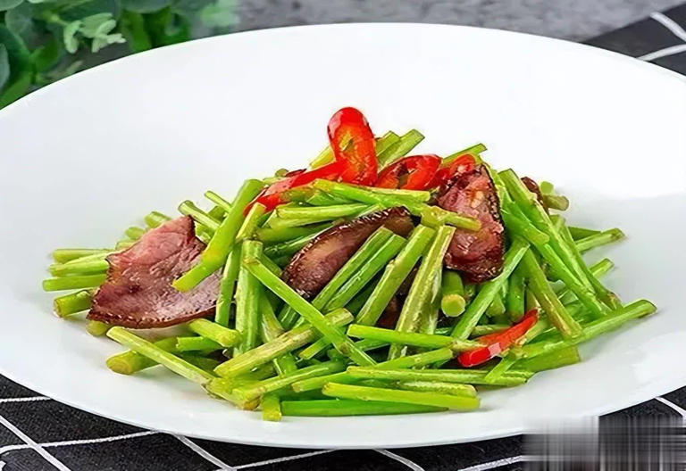美食推荐：秘制酱猪蹄、堤蒿炒腊肉、玉米汁鲜鲍扣饭制作方法