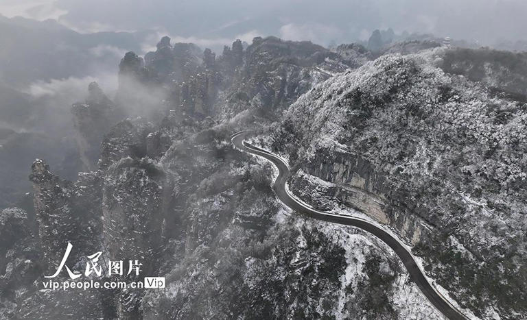 湖南张家界:春雪染峰林 湖南张家界:春雪染峰林