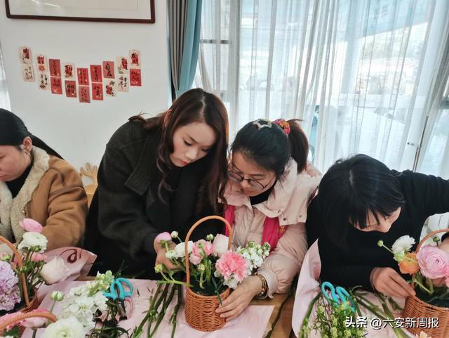 金马社区开展“与花相伴绽放芳华”迎三八妇女节主题插花活动