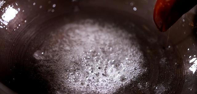 它是猪肉的克星,炖猪肉时放一勺,出锅软烂入味,没牙老人也能吃 它是猪肉的克星,炖猪肉时放一勺,出锅软烂入味,没牙老人也能吃