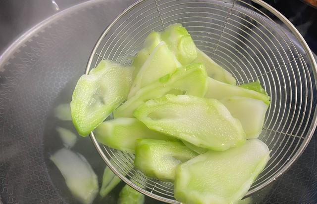 春天遇见这菜敞开吃，天然叶酸高，脆嫩鲜口营养十足，不懂吃真亏