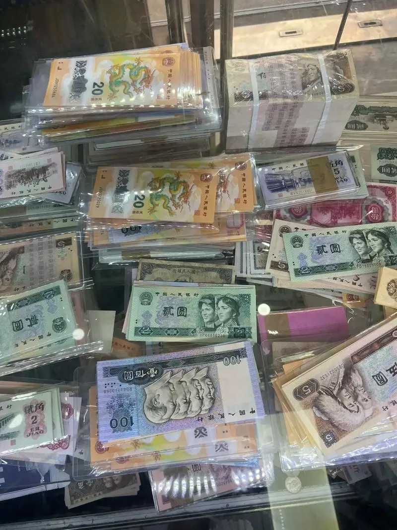 街头总遇见的回收“名酒老钱”小摊儿，整天坐着是怎么赚钱的呢？