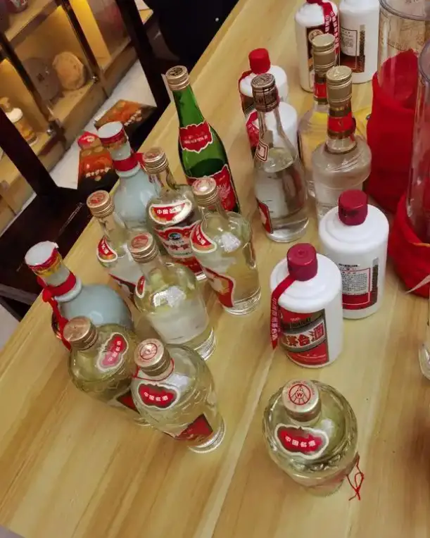 街头总遇见的回收“名酒老钱”小摊儿，整天坐着是怎么赚钱的呢？