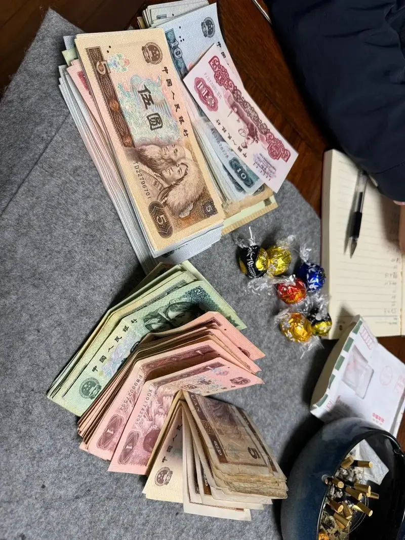 街头总遇见的回收“名酒老钱”小摊儿，整天坐着是怎么赚钱的呢？