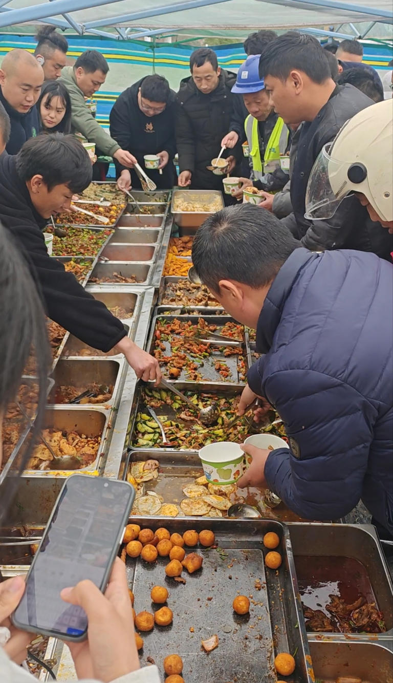10元可吃40个荤菜！能赚钱吗？合肥“盒饭姐”回应质疑：一天能挣个二三百