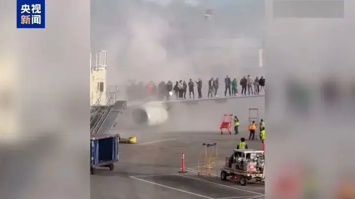浓烟滚滚！一架载178人波音飞机，紧急降落后起火